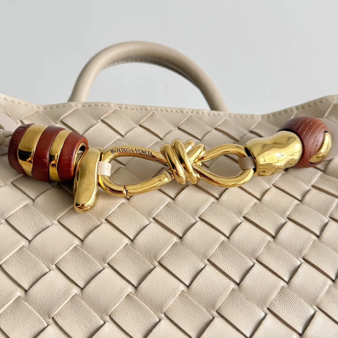 The new Andiamo batch of 3060 BV is shipped‼ ️The classic intercciato weaving process is used to create a soft bag, the metal knot is made of micro-cast aluminum using jewelry technology🪢, and the decorative beads are made of metal and hand-polished oak, allowing you to jump repeatedly between elegance and fun💃, making it unpredictable. Classic and versatile, it shows off your temperament, and the bag has a large capacity, making it very convenient for daily commuting! It has a variety of carrying methods, the shoulder straps can be adjusted by yourself, the original lambskin feels soft and delicate, and the unisex style breaks gender boundaries and brings a more practical and long-lasting use experience. The Andiamo, which has both elegant and casual styles, perfectly interprets the "fashionable old money style". Style number: 743568+wood hardware Color: light brown Size: 25*22*10.5cm